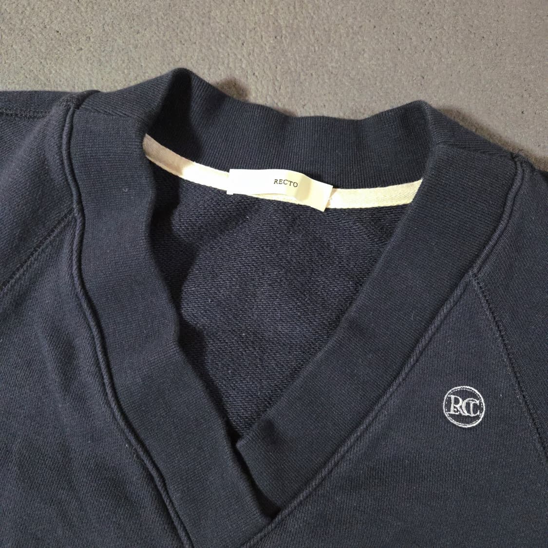 렉토 우먼 시그니처 로고 브이넥 스웻셔츠 맨투맨 차콜 상품이미지4