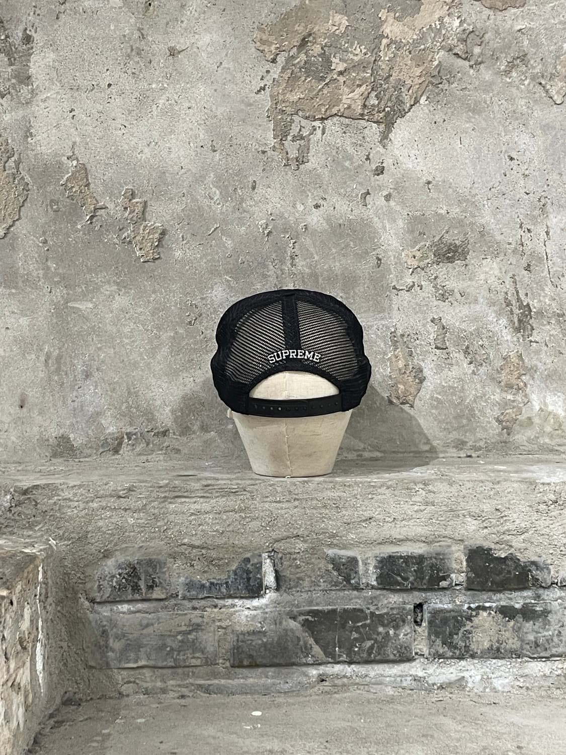 슈프림 x 이라크 아크 22F/W 블랙 5-패널 메쉬 캡 상품이미지4