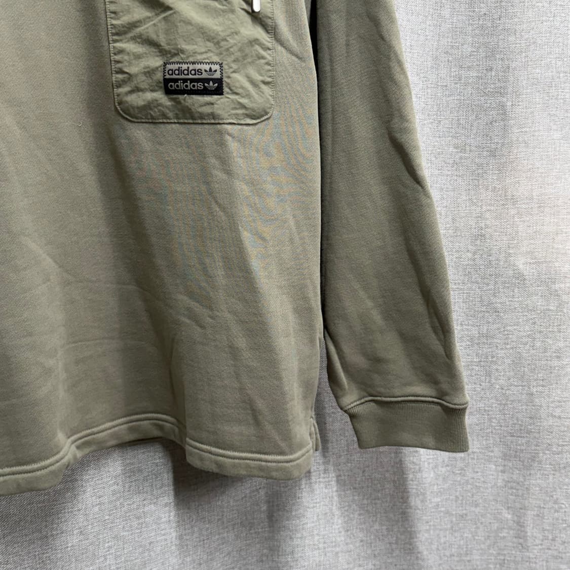 [F] 아디다스 루즈핏 포켓 맨투맨 티셔츠 카키색 상품이미지3