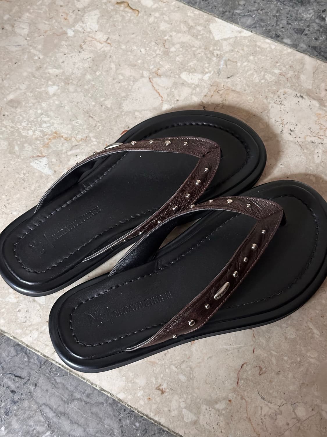 네거티브쓰리 쪼리_Stud Goatskin Flip Flops_Brown 상품이미지5