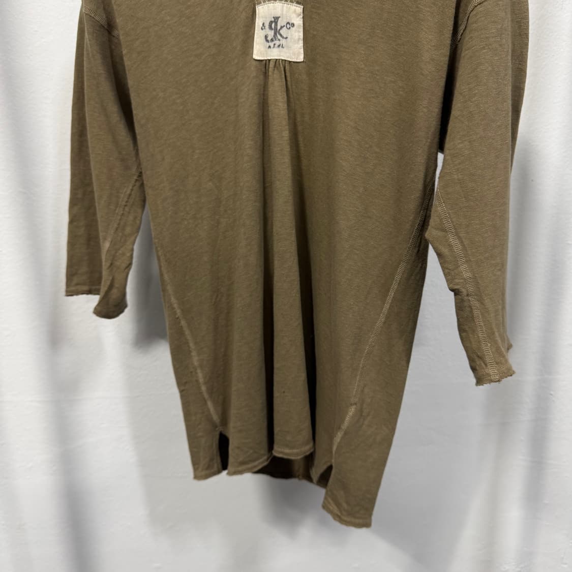 캐피탈 브이넥 밀리터리 탑  상품이미지3