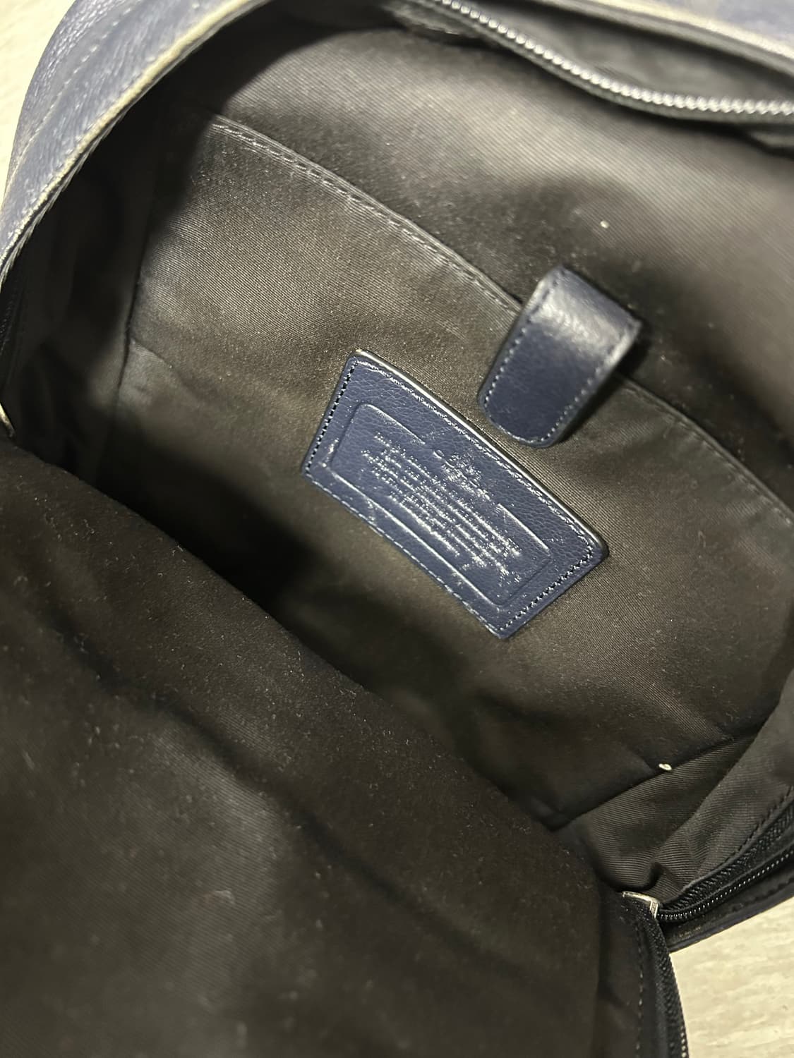 코치 네이비 가죽 슬링백 상품이미지10