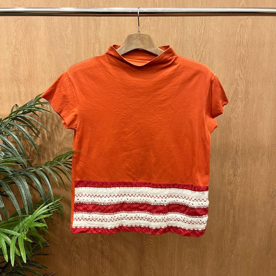 이세이미야케 반팔 티셔츠 세미 하이넥 레이스 트리밍 디테일 오렌지 상품이미지1