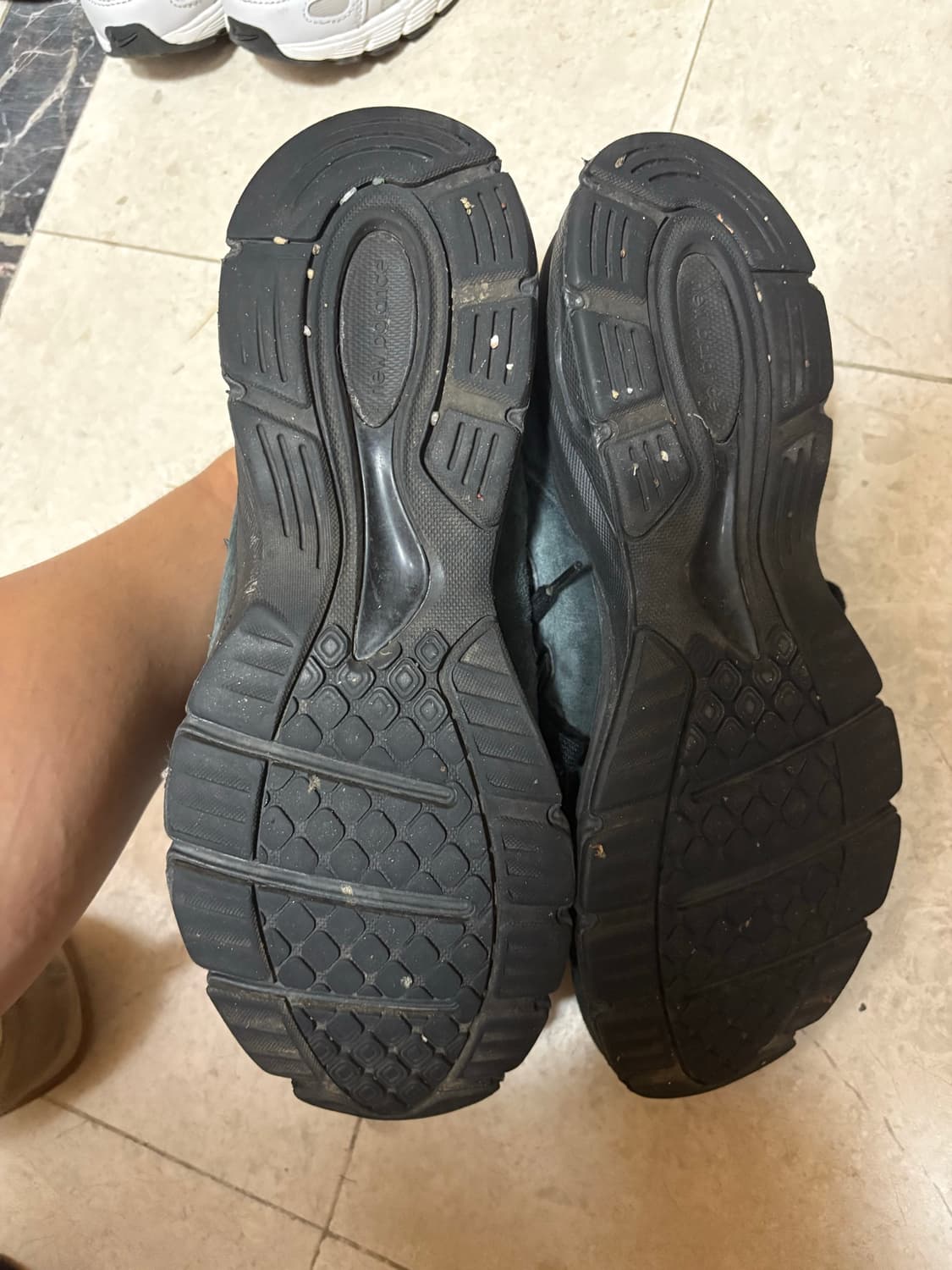 뉴발란스 990v4 트리플블랙 트블 상품이미지3