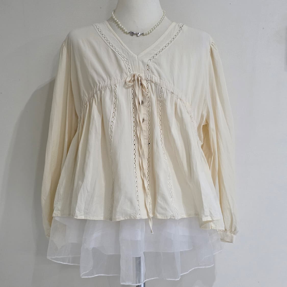 하구미 모리걸st 아이보리 레이스 셔링슬리브 블라우스 상품이미지2