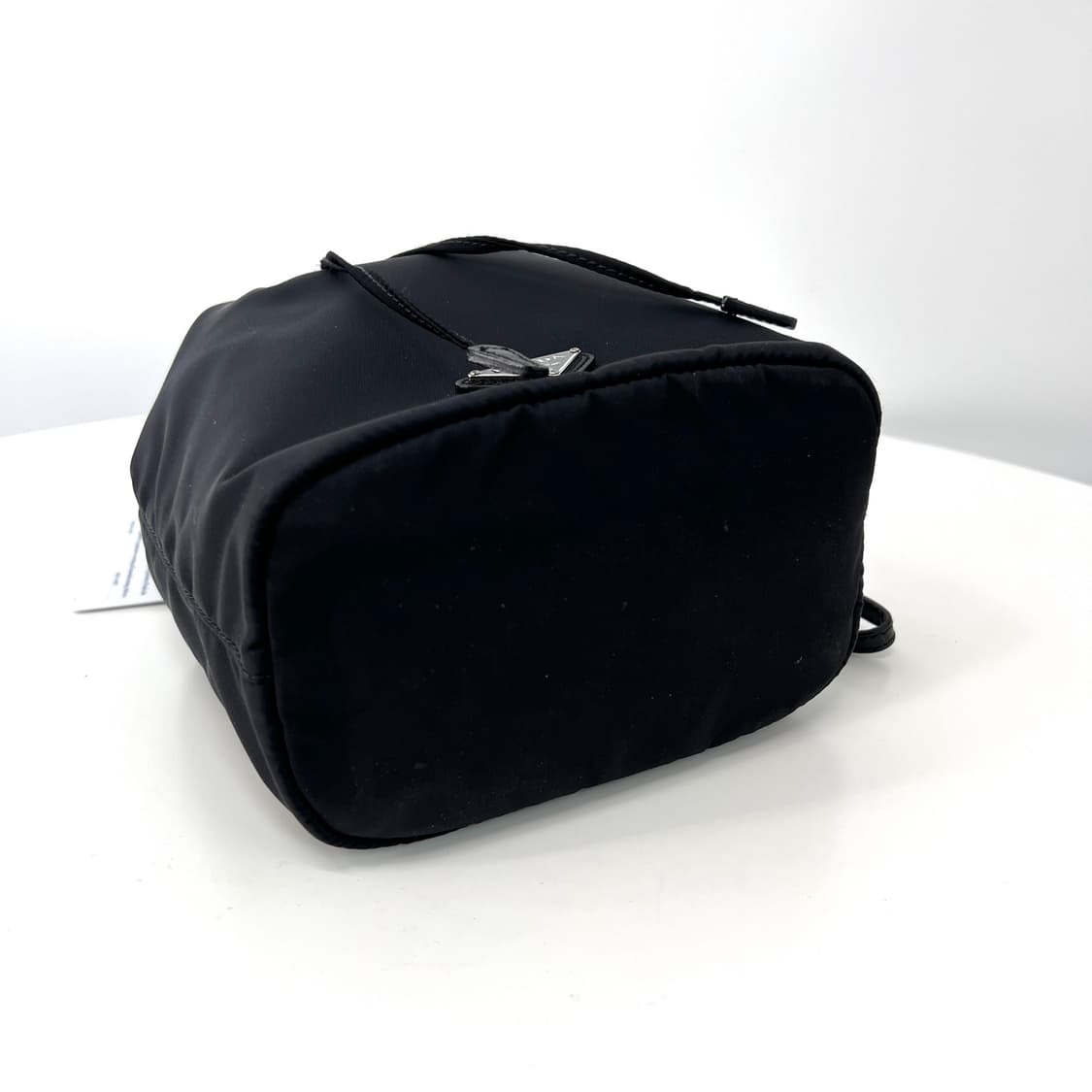 프라다 나일론 삼각로고 버킷 파우치 블랙 (1NE369) 상품이미지5