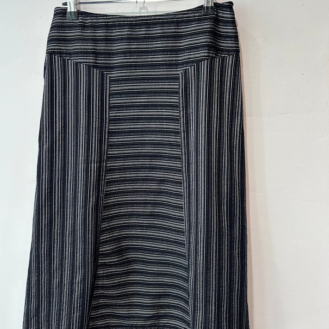 블랙 스트라이프패턴 미디 스커트 상품이미지4