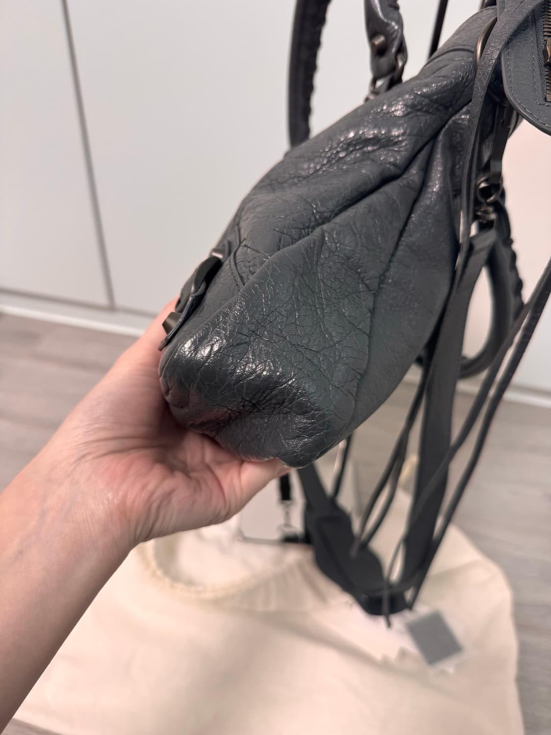 발렌시아가 모터백 퍼스트 다크그레이 s사이즈 상태 A+ 상품이미지6