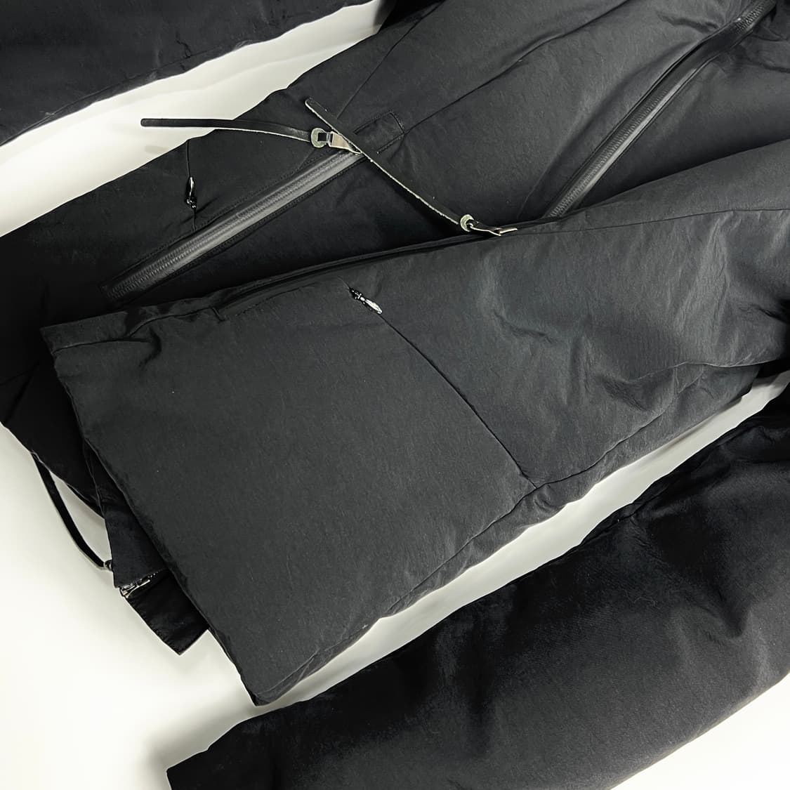 The Viridi Anne 비대칭 하이넥 후드 다운 자켓 상품이미지8