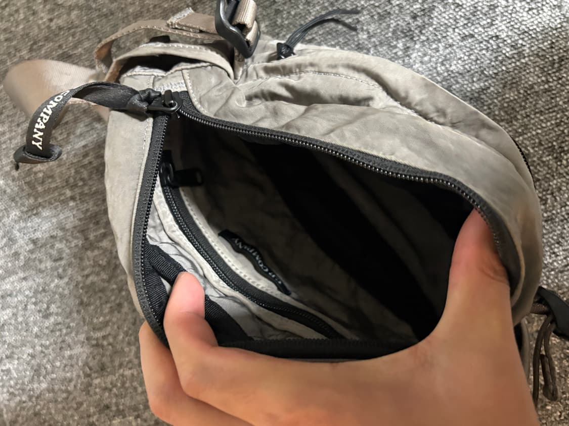 CP컴퍼니 나일론 B 크로스바디 팩 실버 상품이미지4