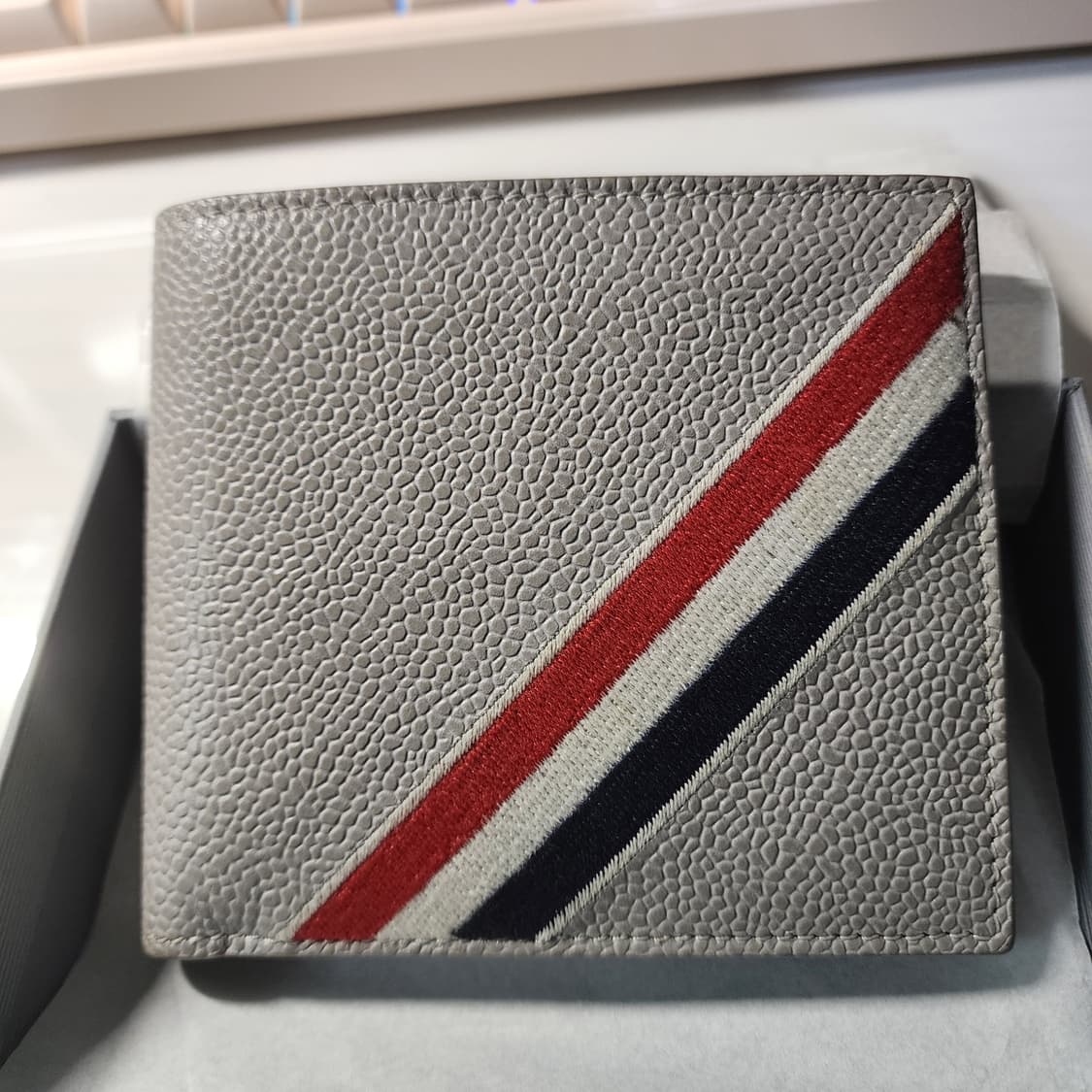 톰브라운 삼선 빌포드 반지갑 상품이미지1