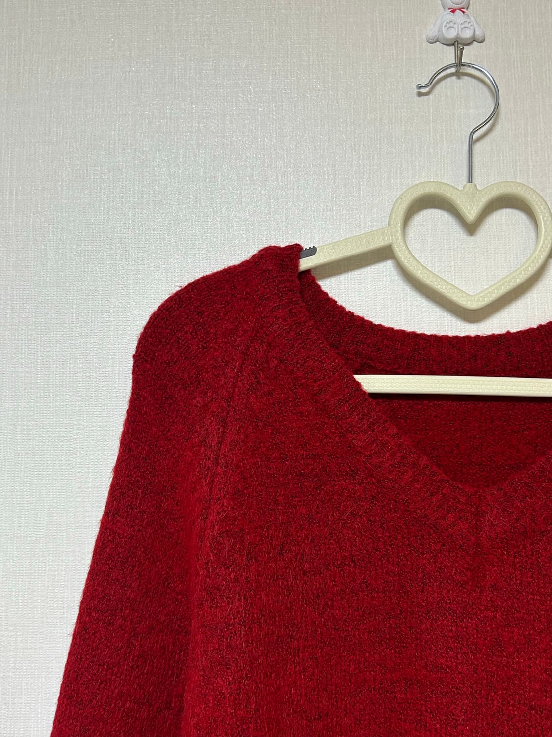 레드 브이넥 니트 상품이미지4