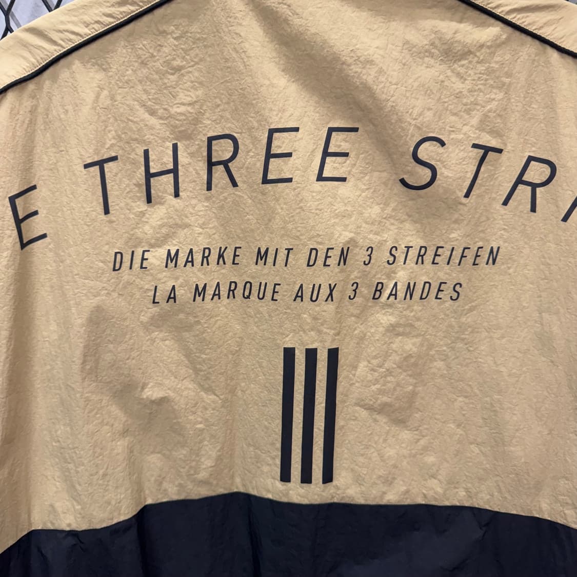 아디다스 워드 우븐 자켓 후면 프린팅 포인트 블랙 베이지 상품이미지5