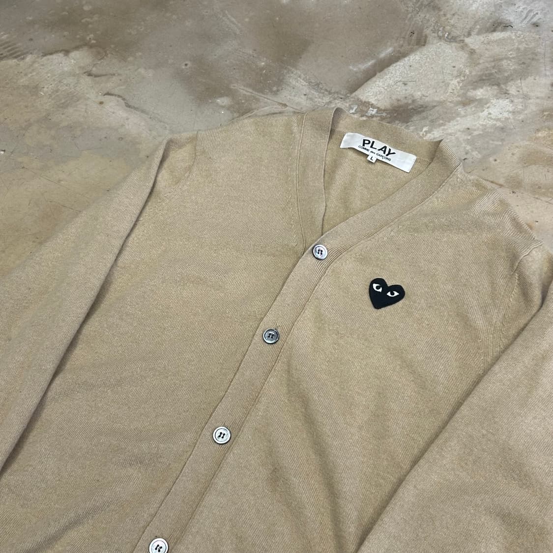 L 꼼데가르송 블랙 하트와펜 베이지 가디건 상품이미지1