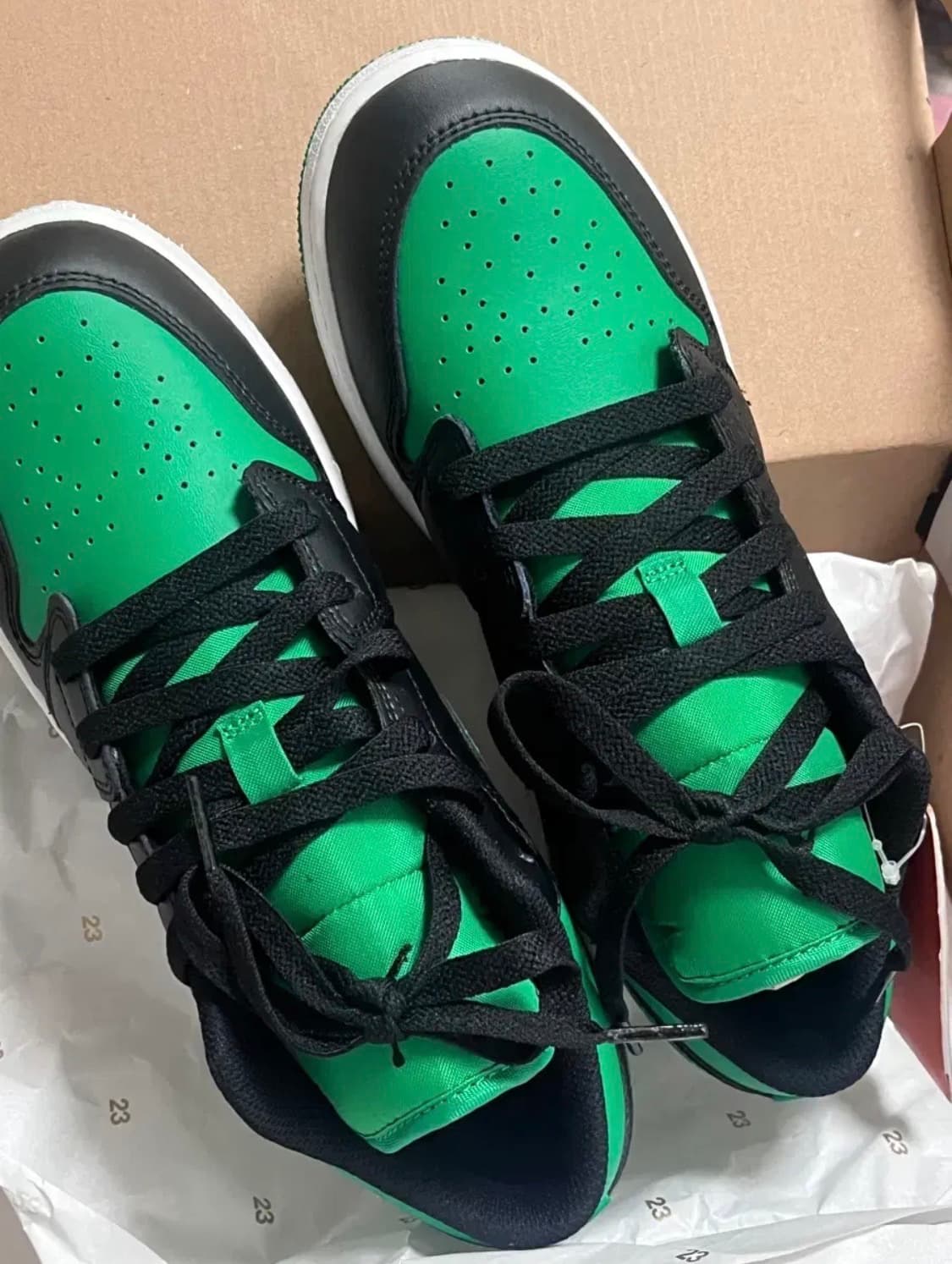 나이키 에어 조던 1 로우 GS 블랙 럭키 그린 245 상품이미지2