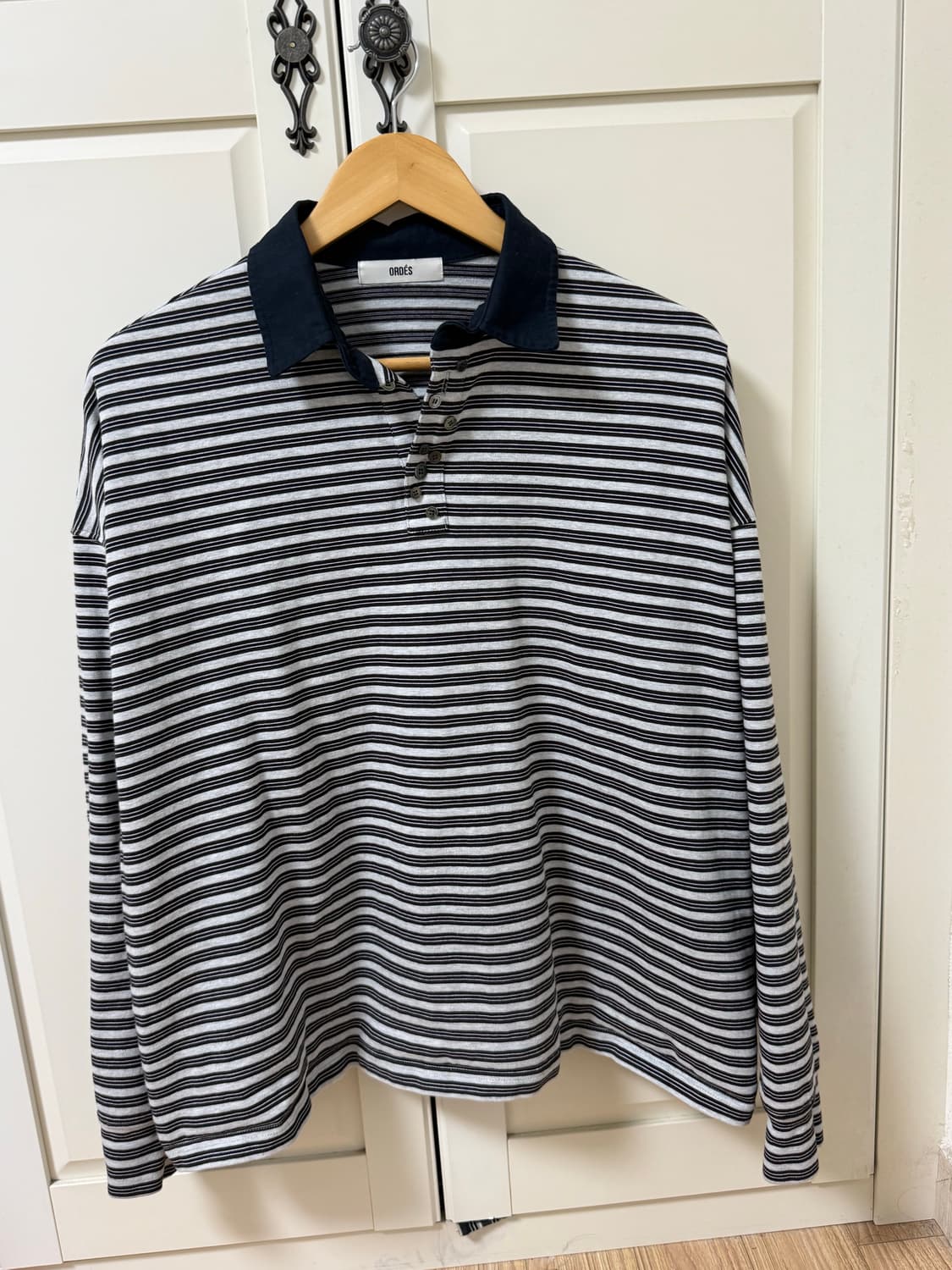 오데스 HAILEY BUTTONED PK TEE - GREY 상품이미지4