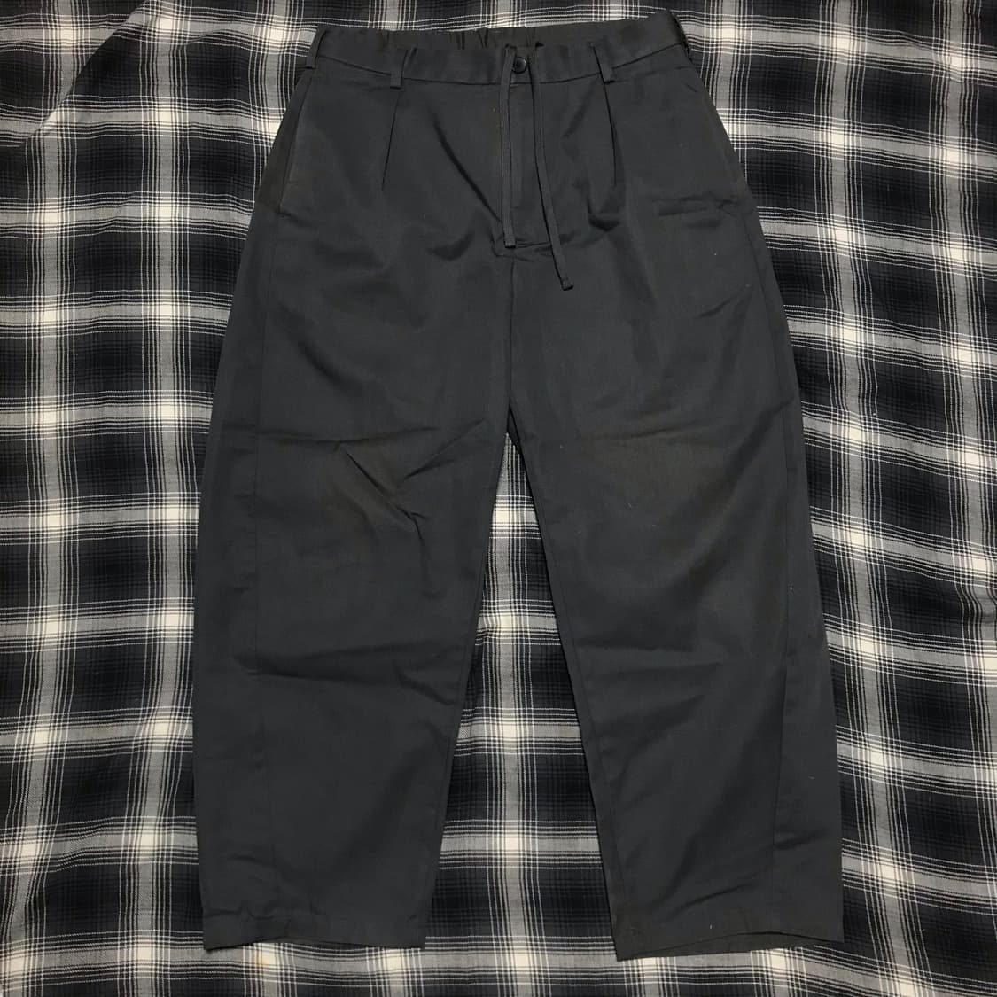 Gu 와이드 커브 핀턱 치노 차콜 그레이 상품이미지1