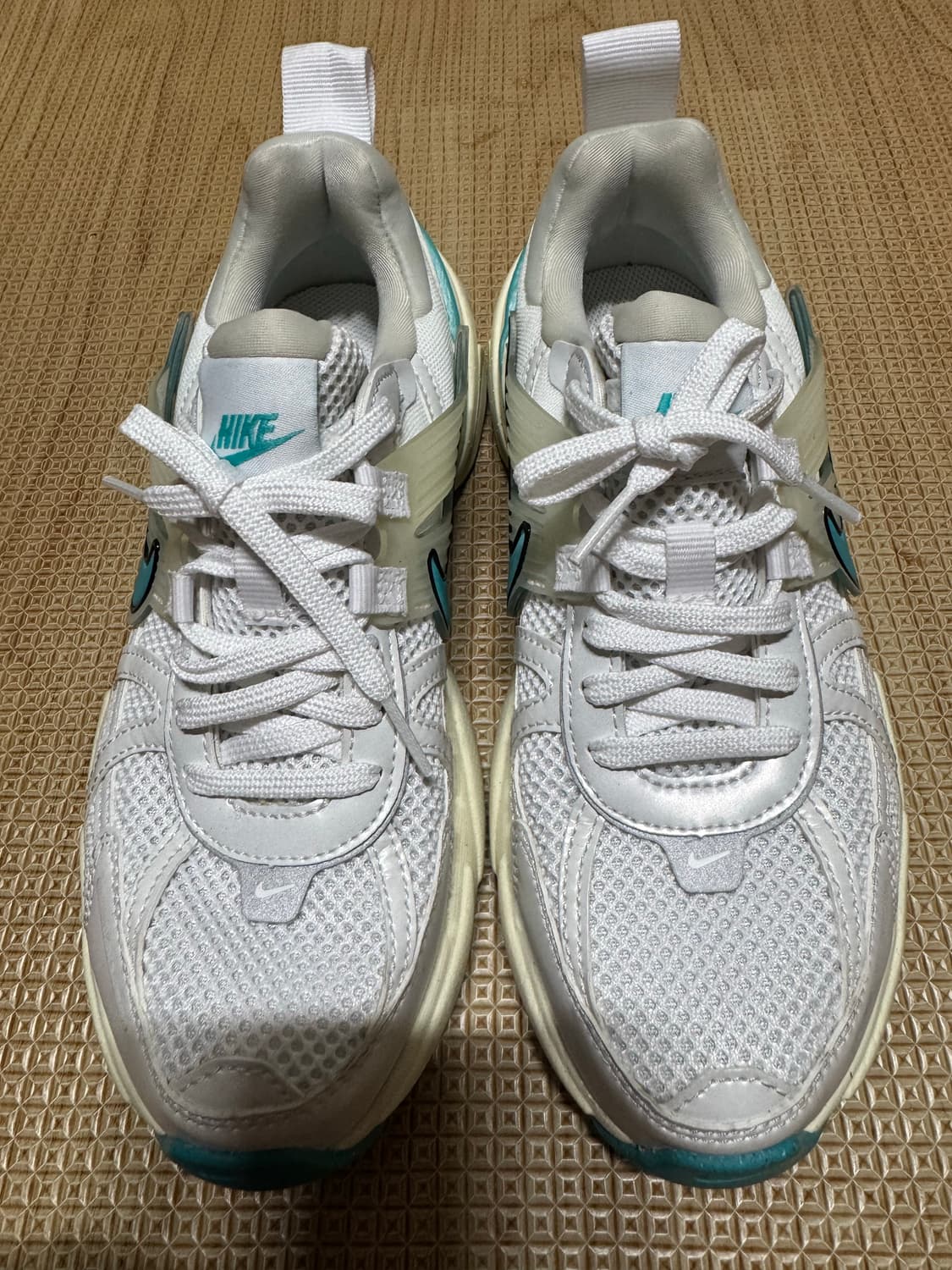 230 나이키 V2K 런 코코넛밀크 상품이미지2