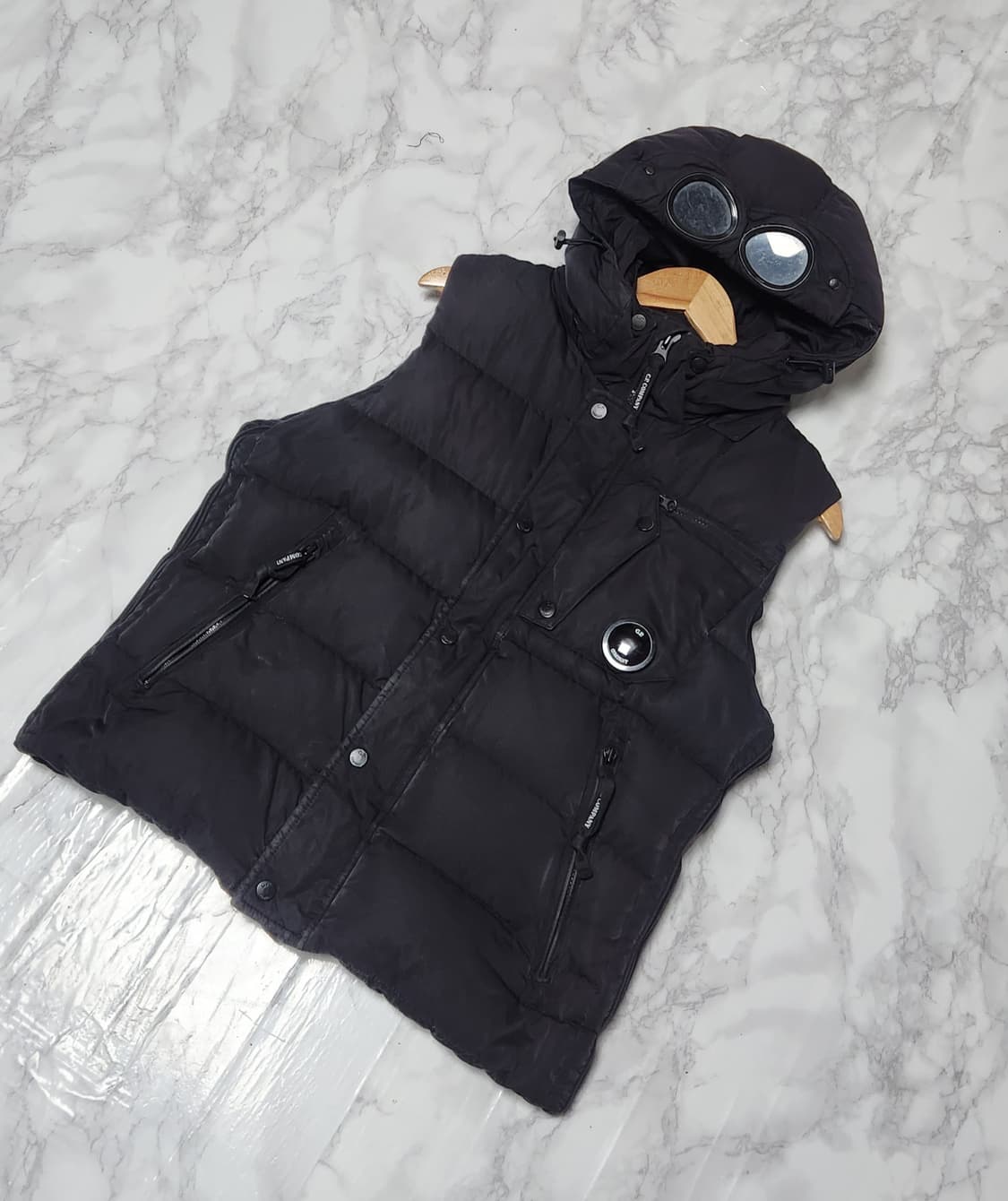 CP 컴퍼니 고글 렌즈 조끼 패딩 베스트 자켓 블랙 상품이미지2
