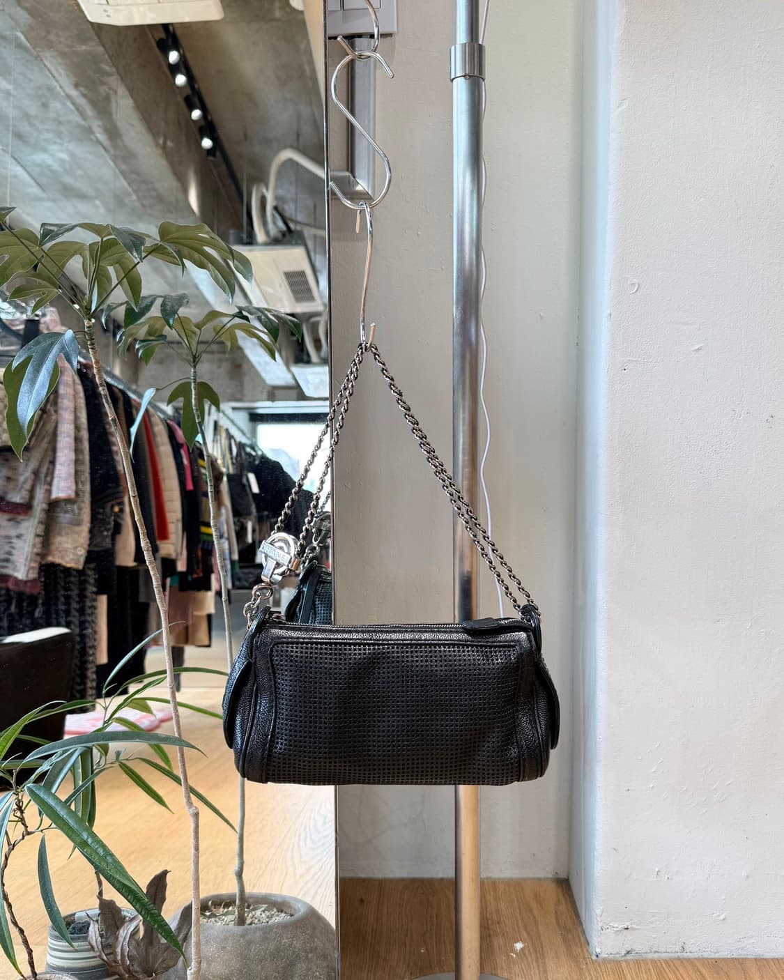 샤넬 블랙 05 퍼포레이티드 캐비어 스킨 퓰리 숄더백 상품이미지1