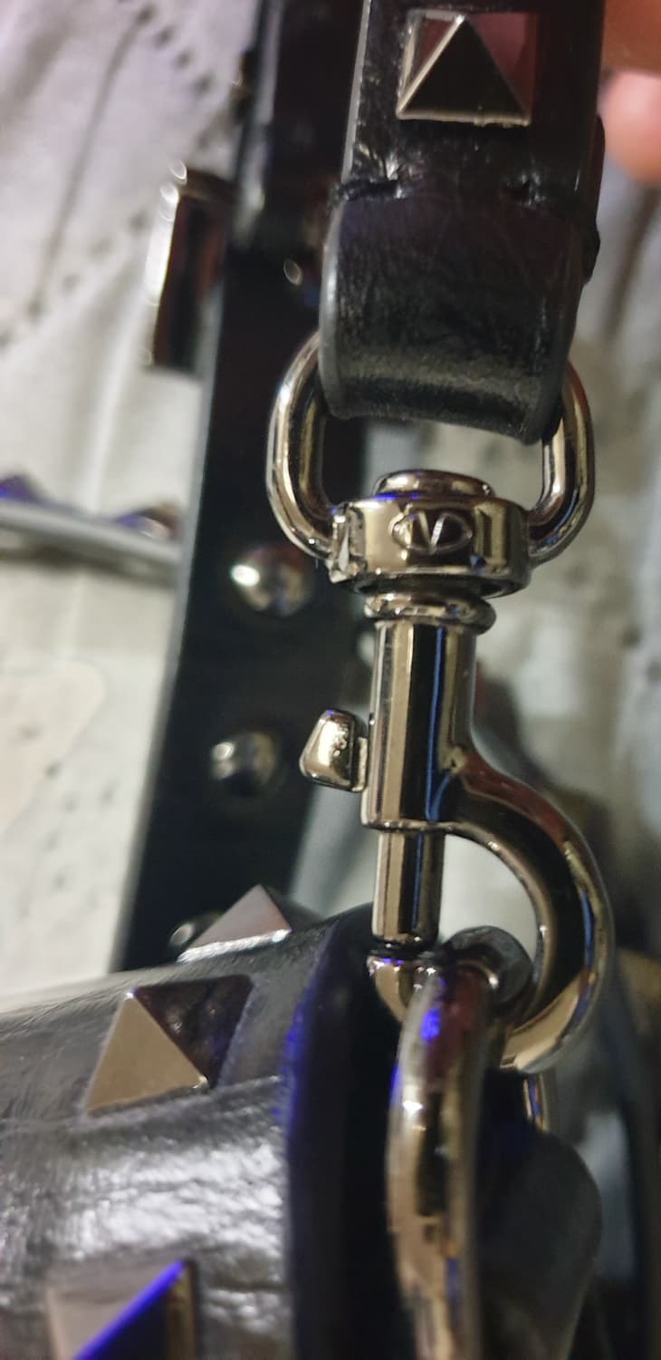 발렌티노 가라바니 락스터드 크로스백 스몰 블랙 상품이미지5