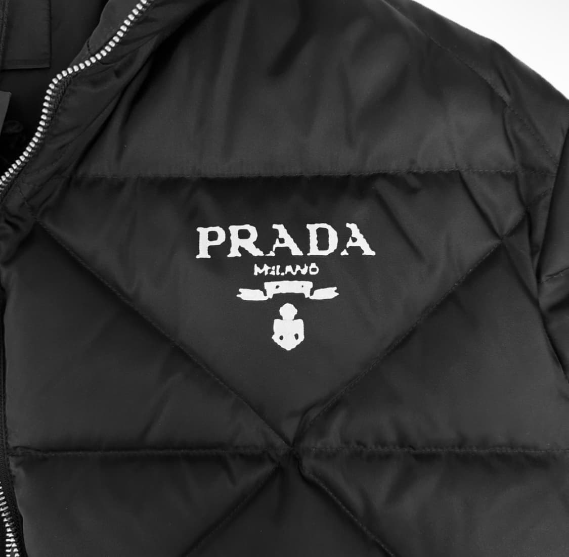 [M] 프라다 남성 리나일론 로고 퀄팅 하이넥 개버딘 숏 패딩 자켓 블랙 상품이미지5