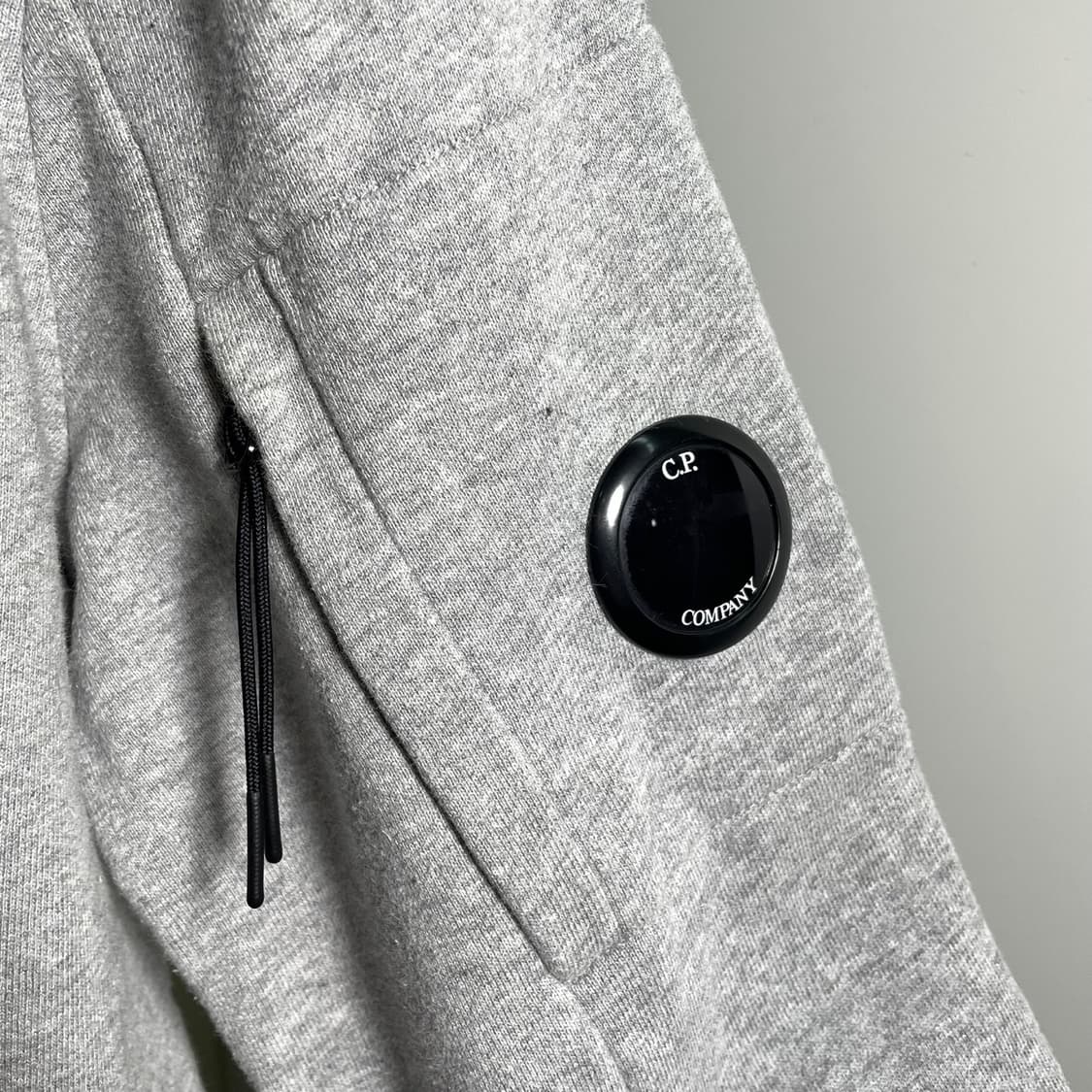 CP컴퍼니 사이드 렌즈 맨투맨 그레이 상품이미지4