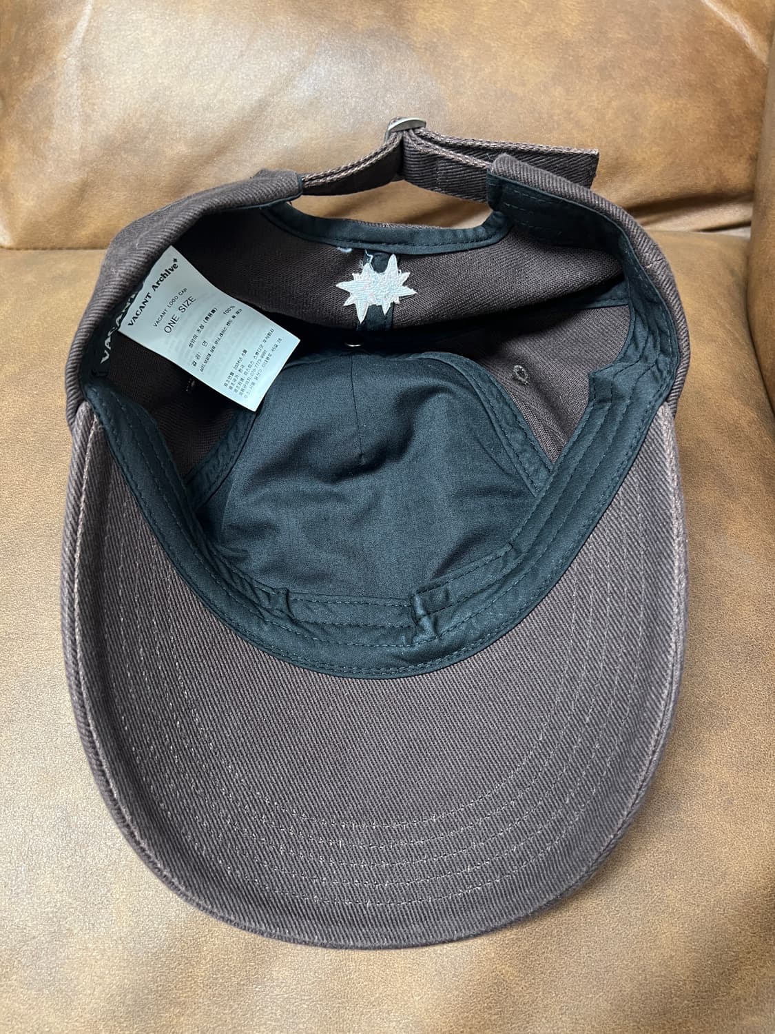 [FREE] VACANT ARCHIVE 베이컨트 아카이브 로고캡 브라운 상품이미지3