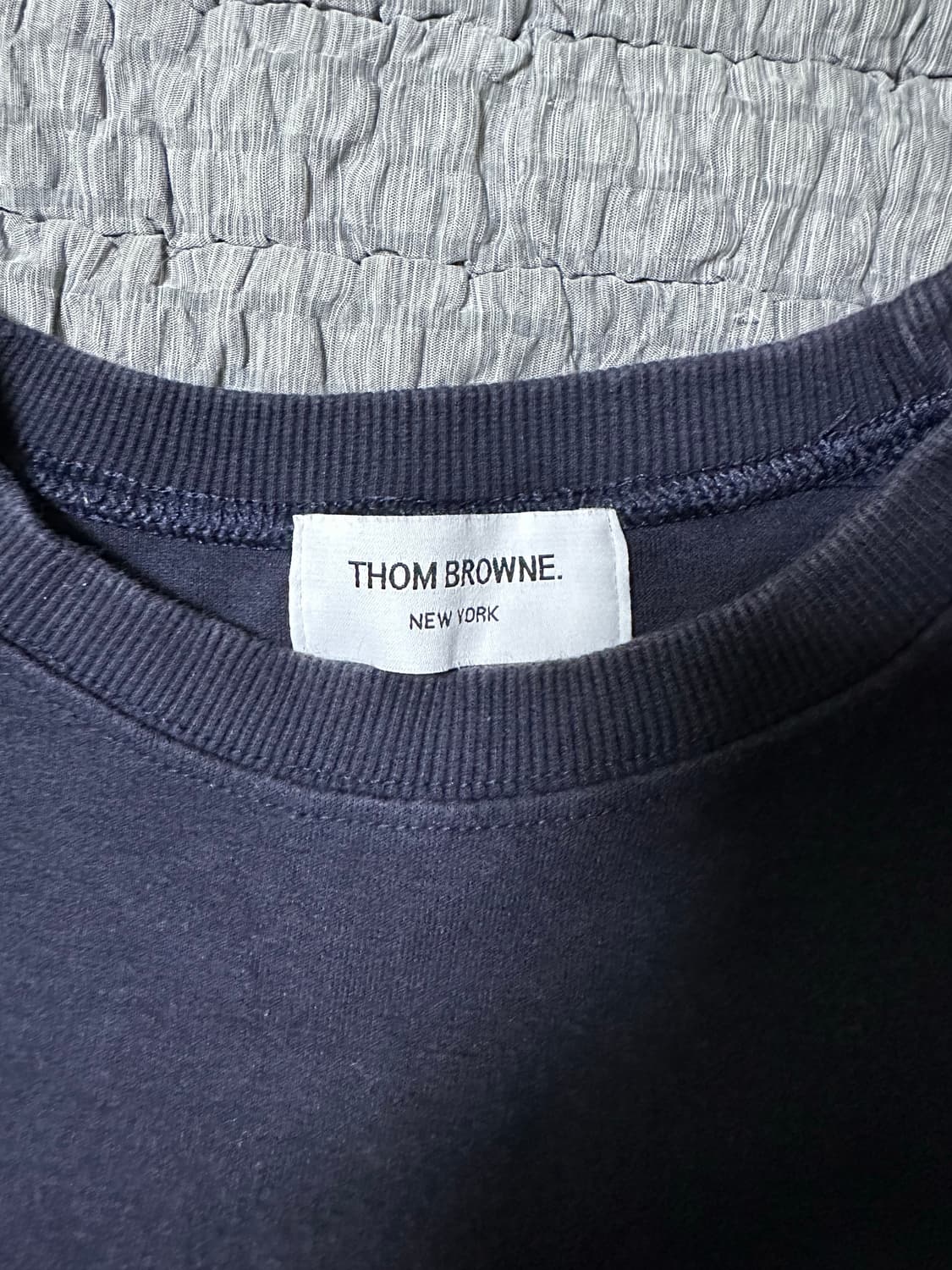 톰브라운 샤크 패턴 맨투맨 네이비 상품이미지4