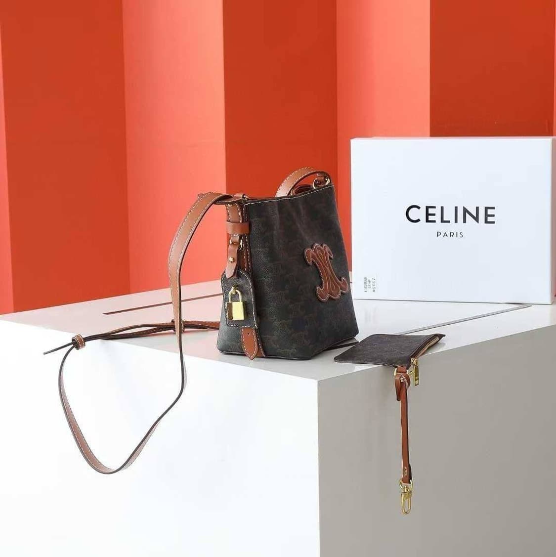 셀린느(Celine) 스몰 버킷 인 트리옹프 캔버스 & 카프스킨 백 상품이미지3