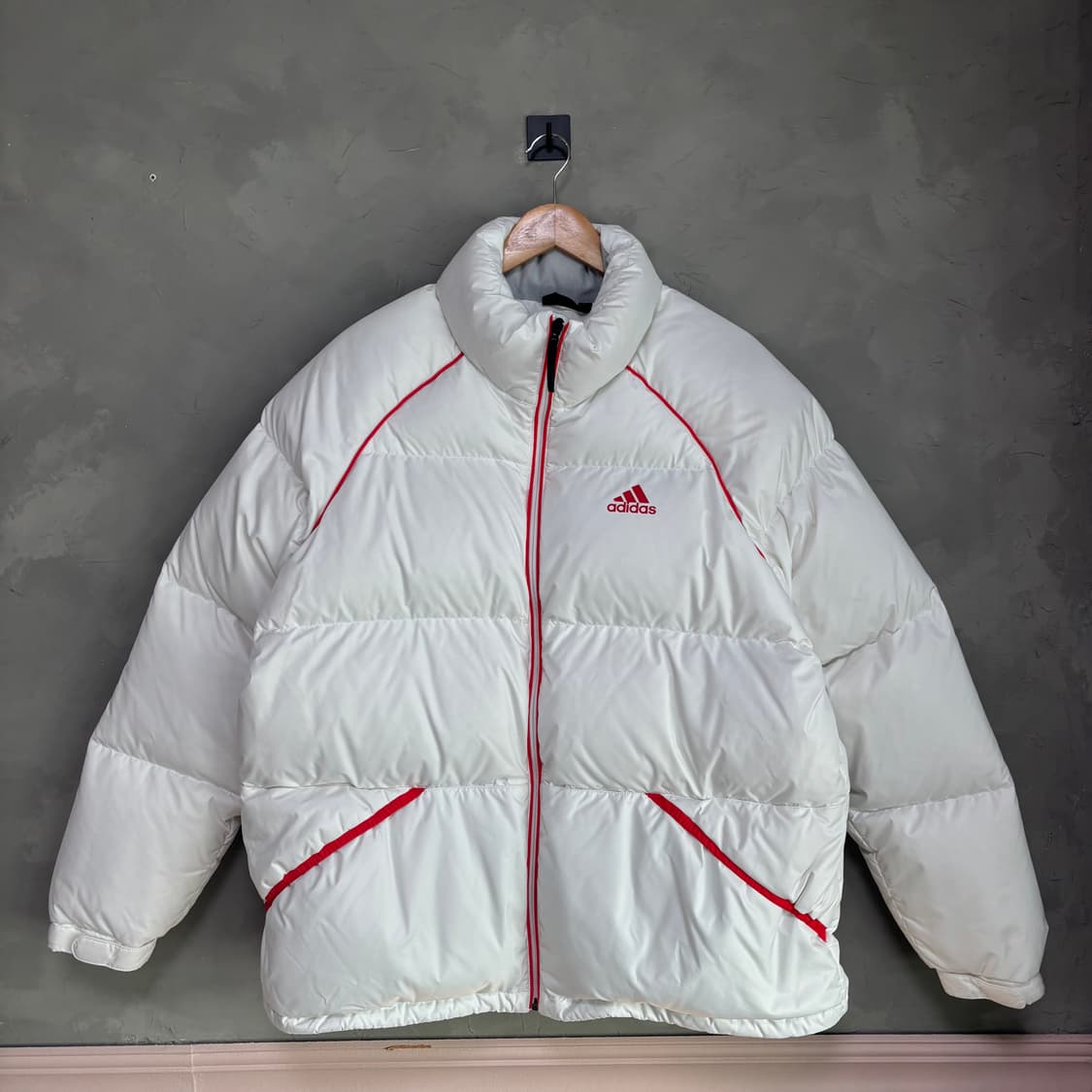 아디다스 화이트 덕다운 패딩 상품이미지1