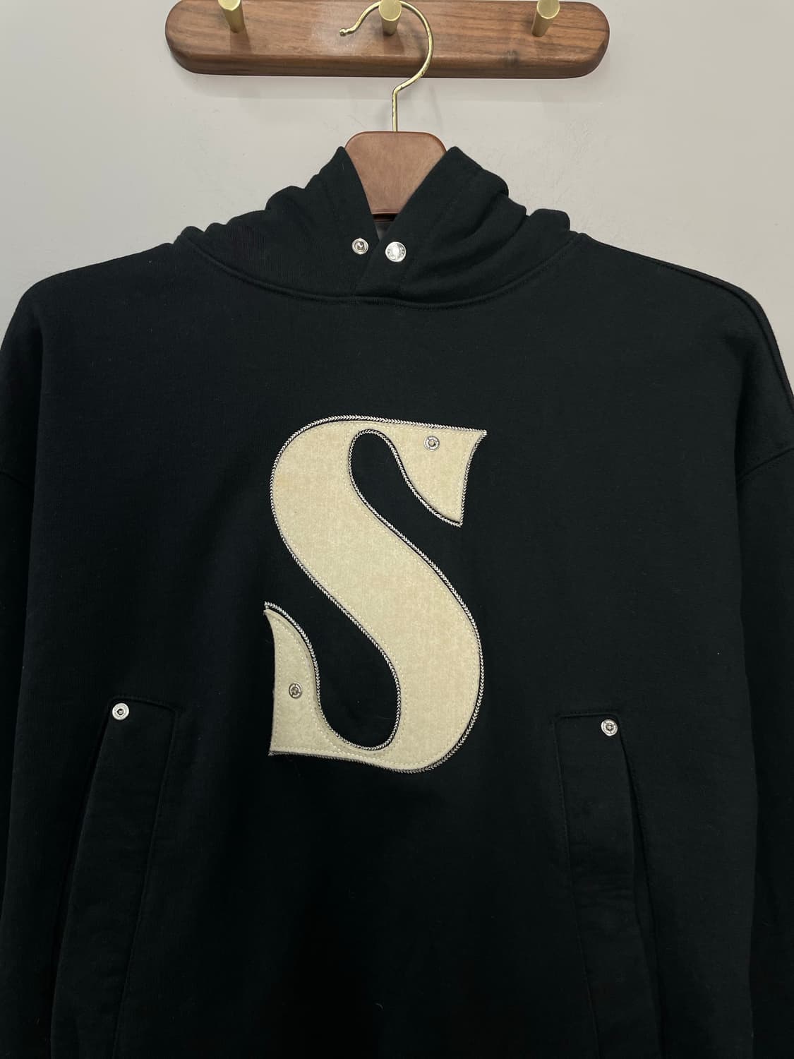 세터 리벳 아플리케 포켓 로고 블랙 후드티 H1931 상품이미지3