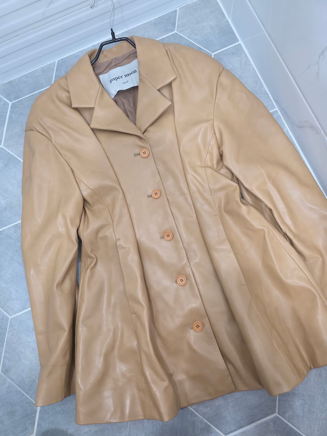 페이퍼문 베이지 페이크레더 자켓 상품이미지2