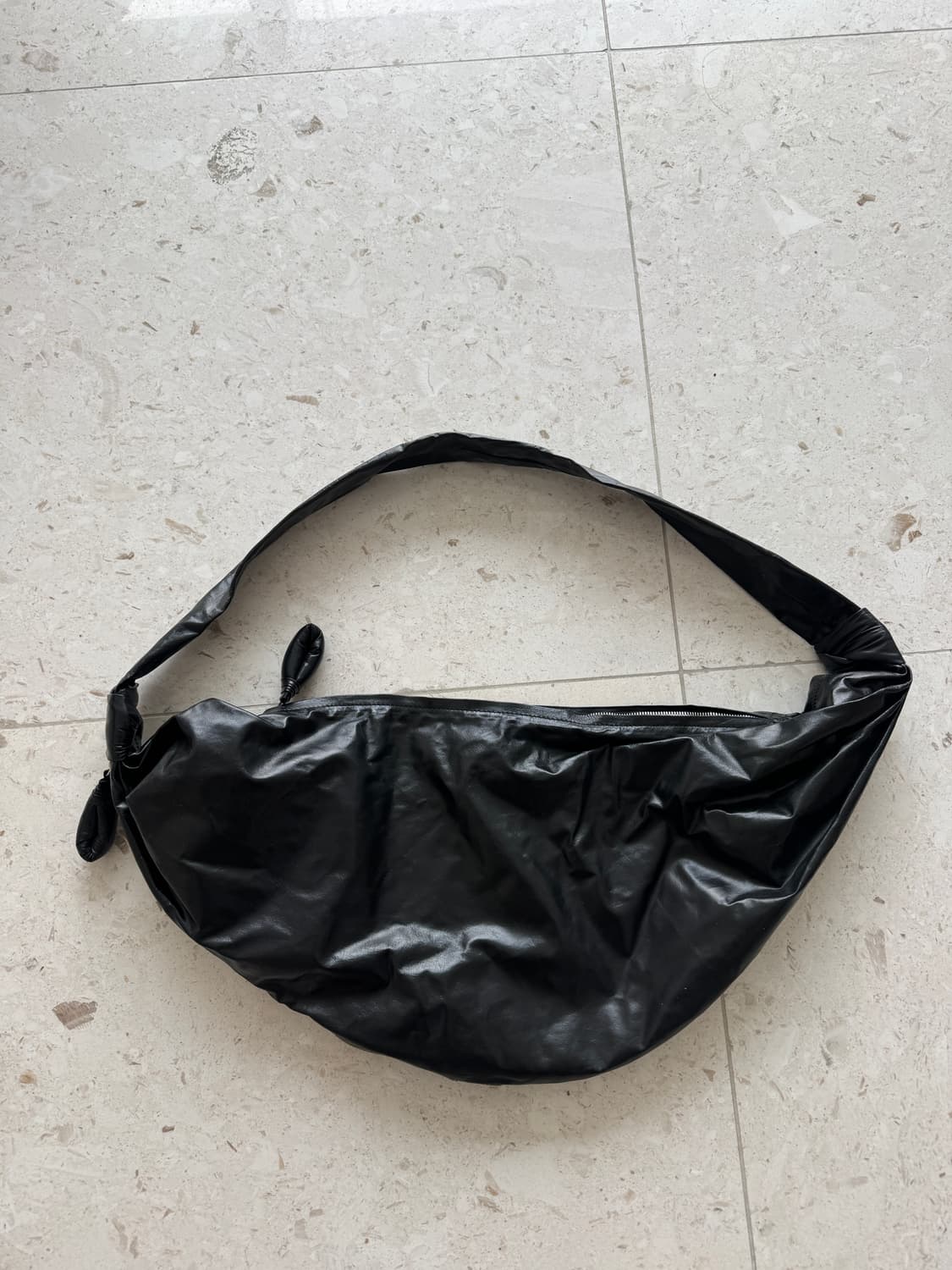 르메르 Lemaire 페이퍼레더 라지 소프트 크루아상 백 블랙  Krea 상품이미지4