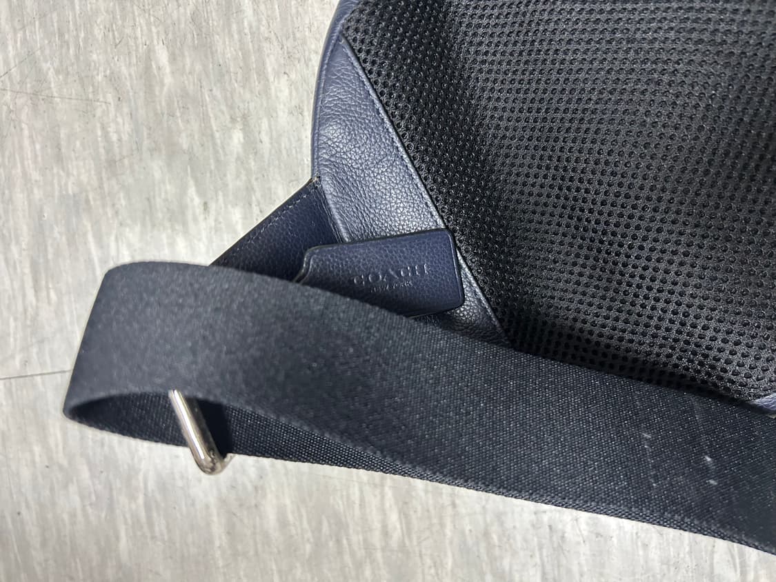 코치 네이비 가죽 슬링백 상품이미지5