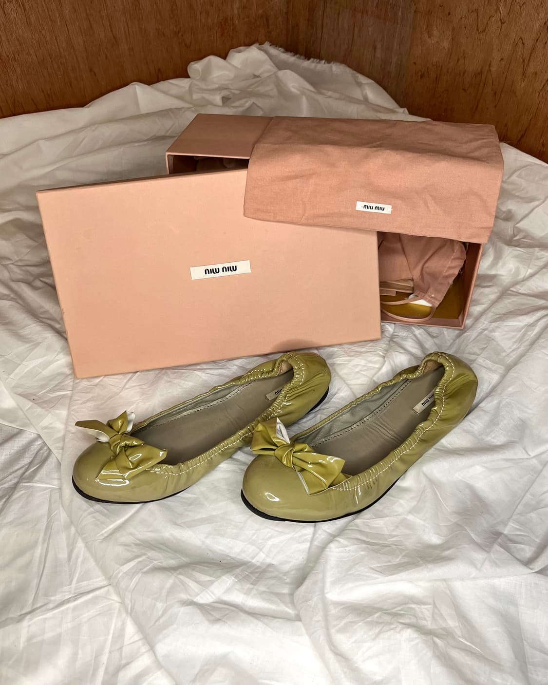 미우미우 올리브 그린 패턴트 보우 스크런치 발레 플랫 상품이미지2