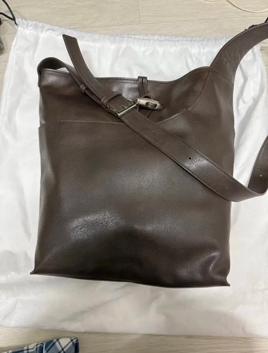 레이브 가방 크로스백 Liv Medium in Brown 상품이미지2