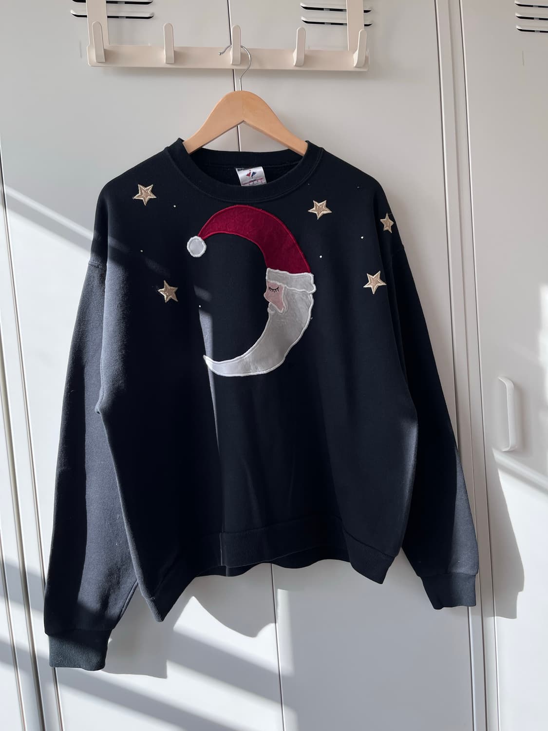 Jerzees 크리스마스 산타 자수 패치 오버핏 맨투맨 상품이미지3