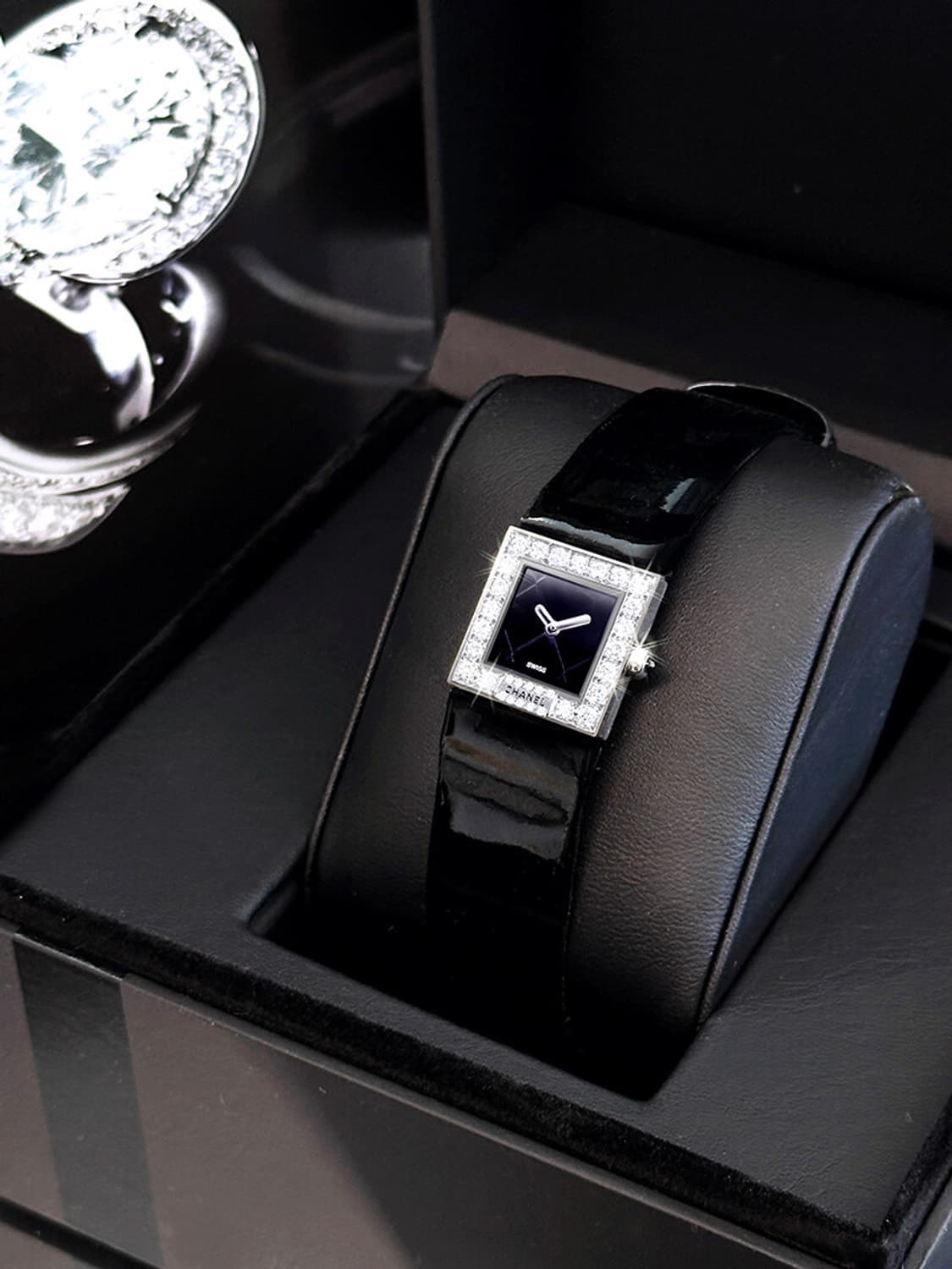 샤넬 블랙판 여성 빅다이아몬드 에나멜 가죽 시계 상품이미지3