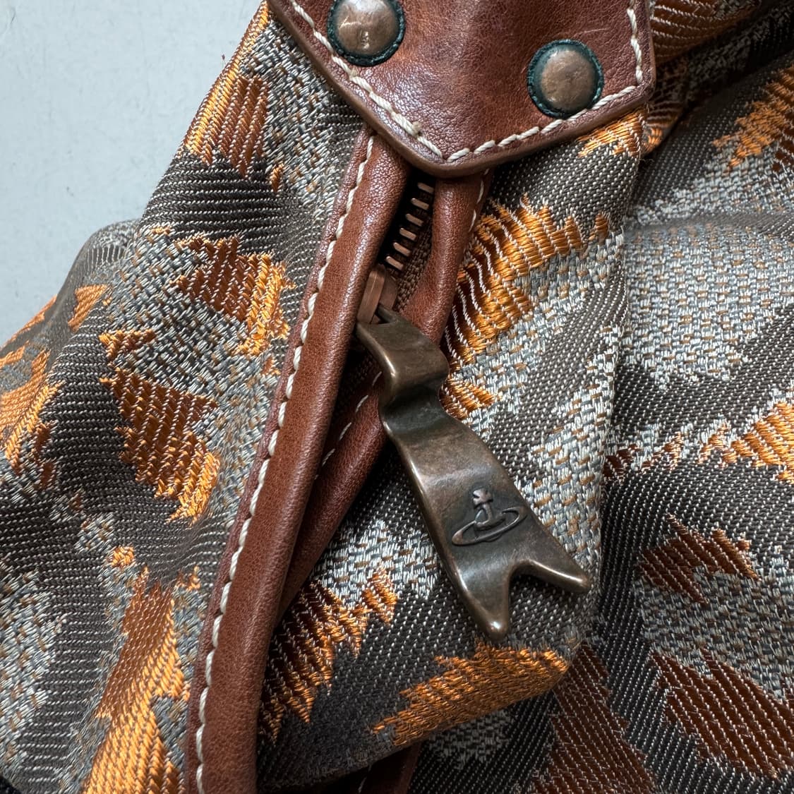 비비안웨스트우드 레더 패치 크로스백 상품이미지6