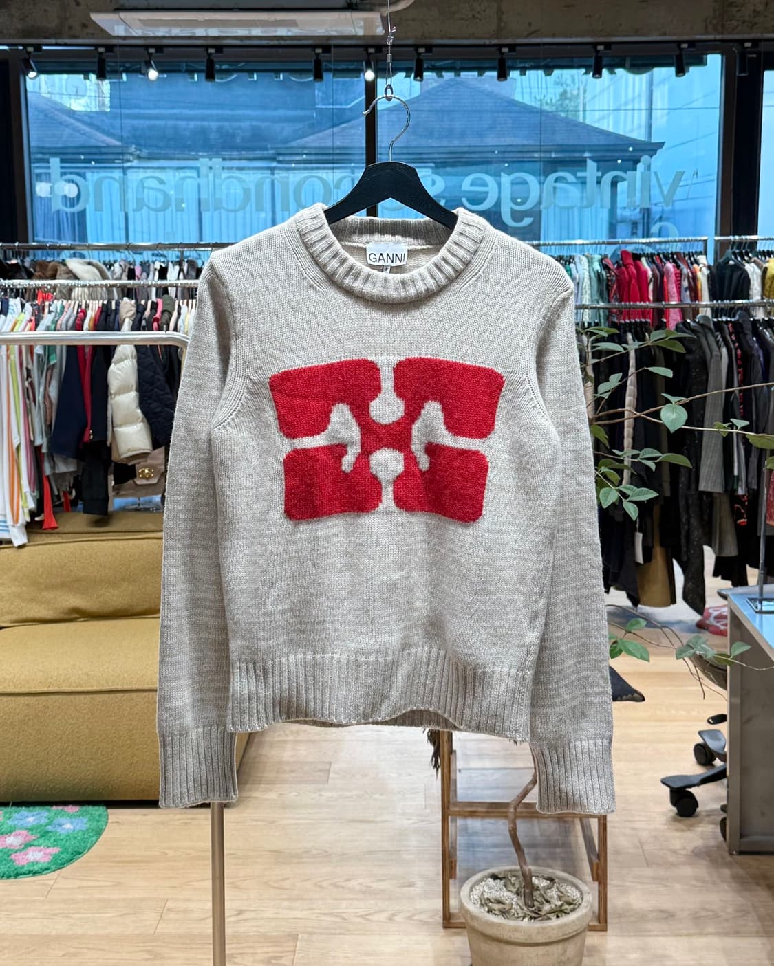 가니 베이지 버터플라이 그래픽 풀오버 니트 상품이미지1