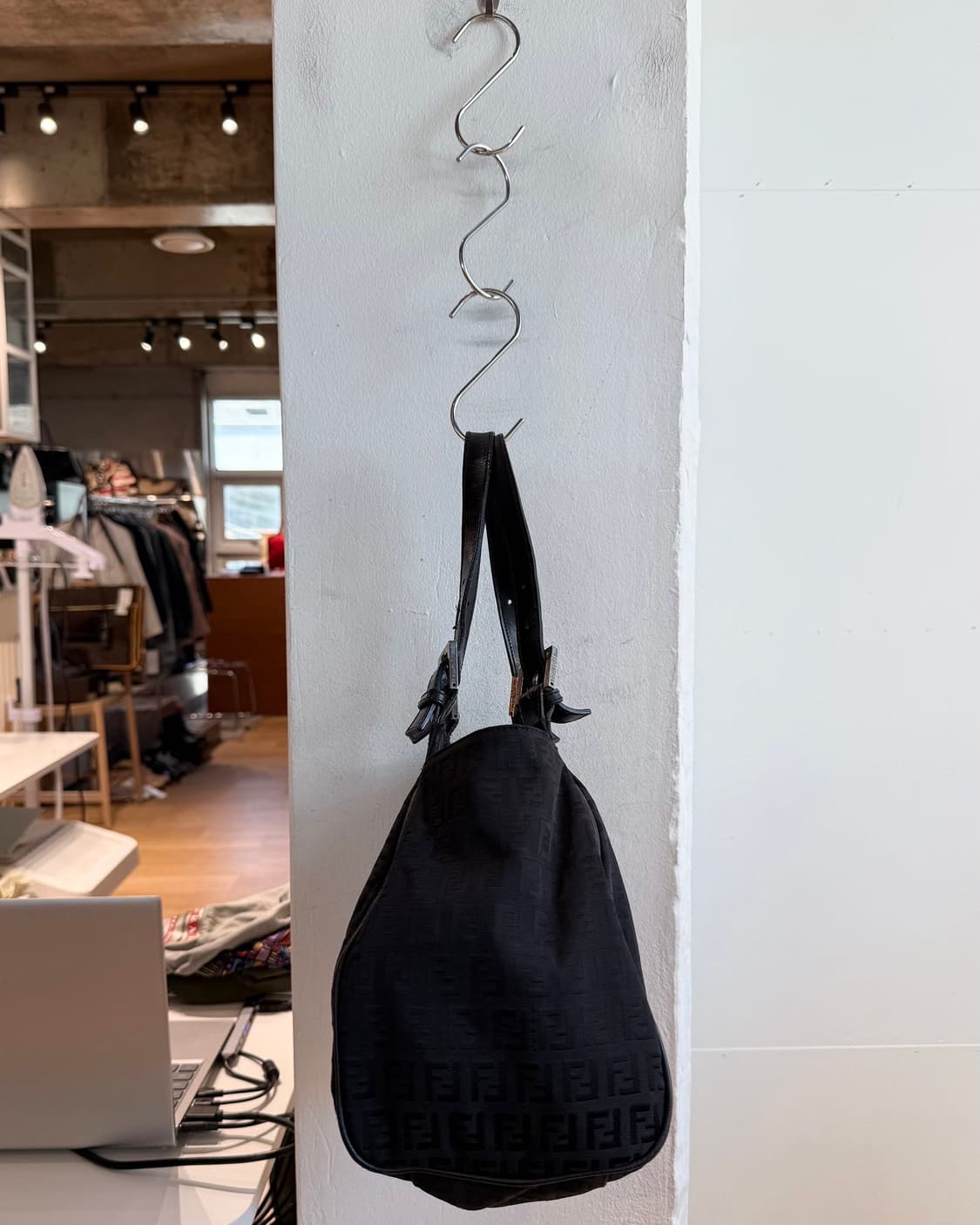 펜디 블랙 주카 숄더백 상품이미지6