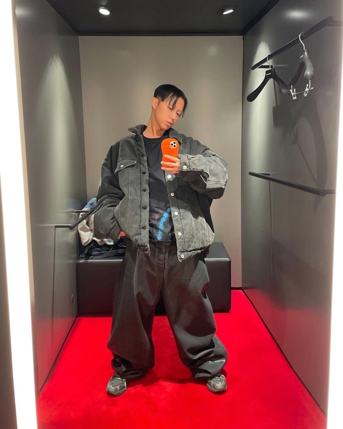 에이삽 바리와 양갱님이  입은 발렌시아가 간지깡패 데님 패딩 자켓 흑청 상품이미지1