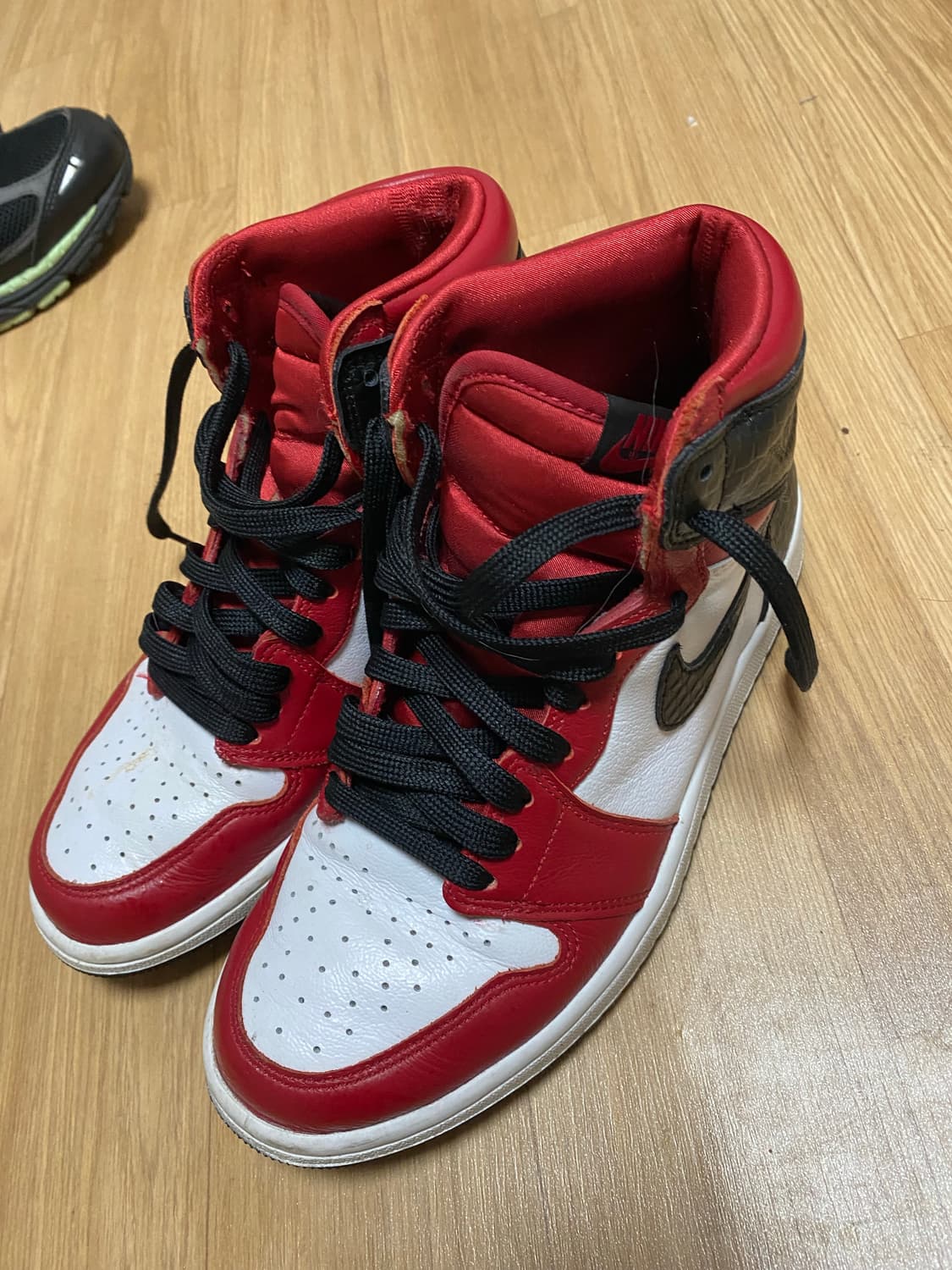 조던 1레트로 하이 사틴 레드 상품이미지1