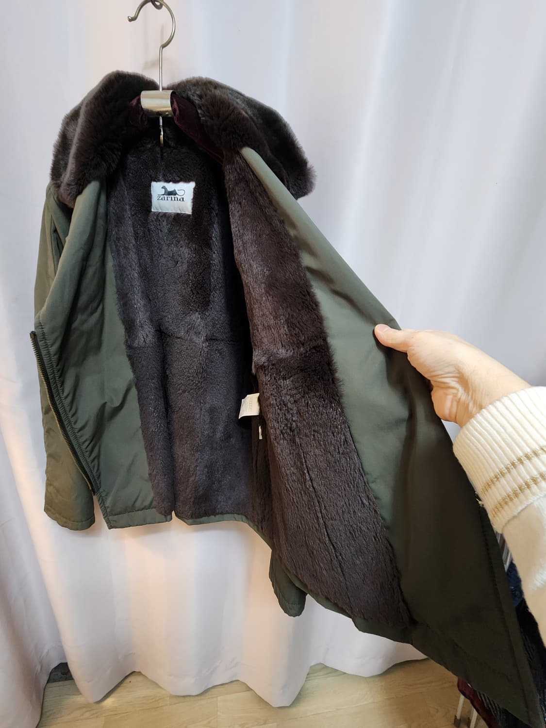 zarina 토끼털 카키색 퍼카라 숏패딩(수입브랜드) 상품이미지8