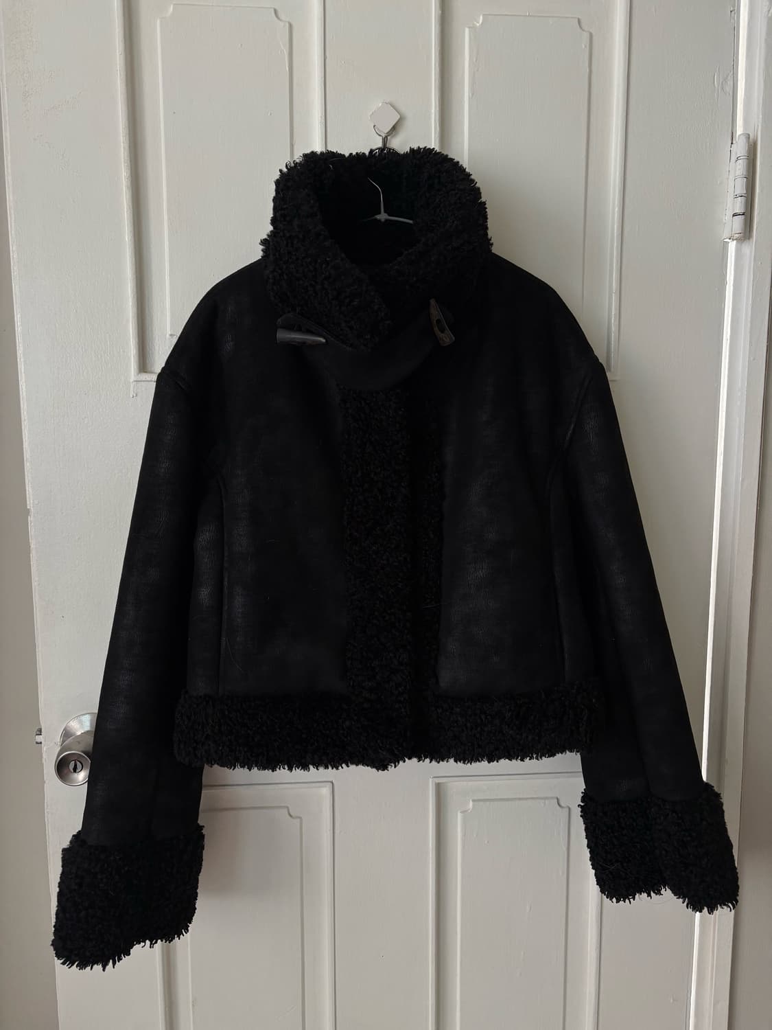 Yull 블랙 무스탕 자켓 상품이미지1