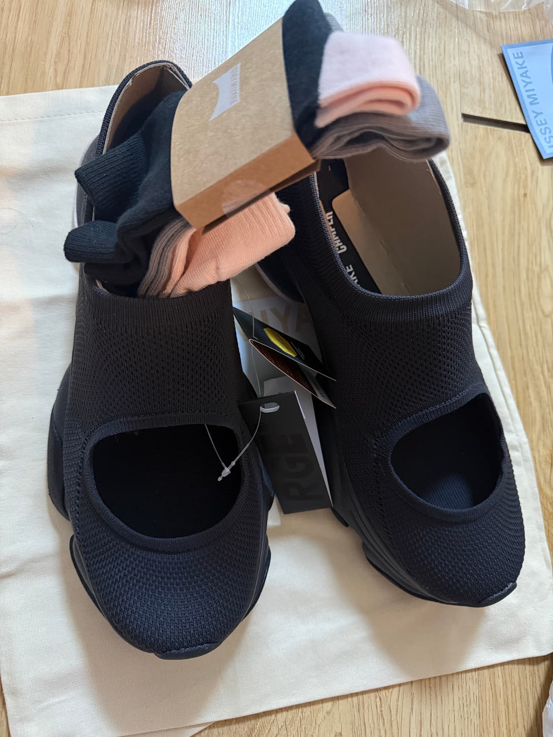 이세이미야케x캠퍼 스니커즈 상품이미지2