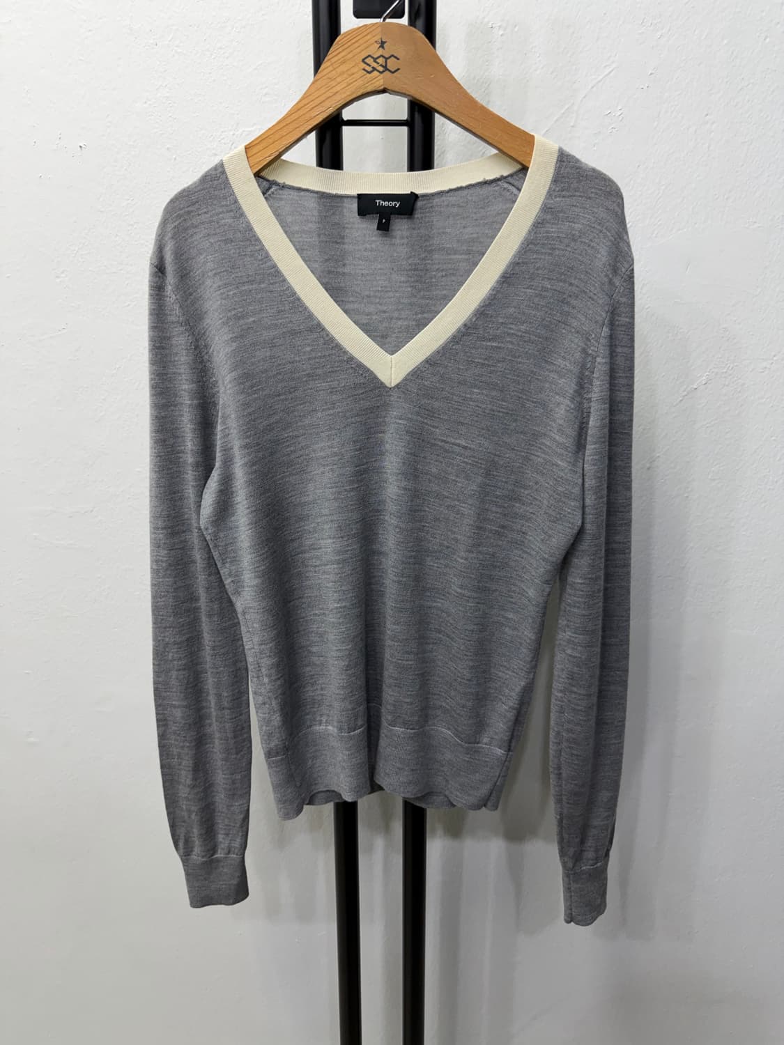 정품) Theory 띠어리 그레이 V넥 니트 P 상품이미지1