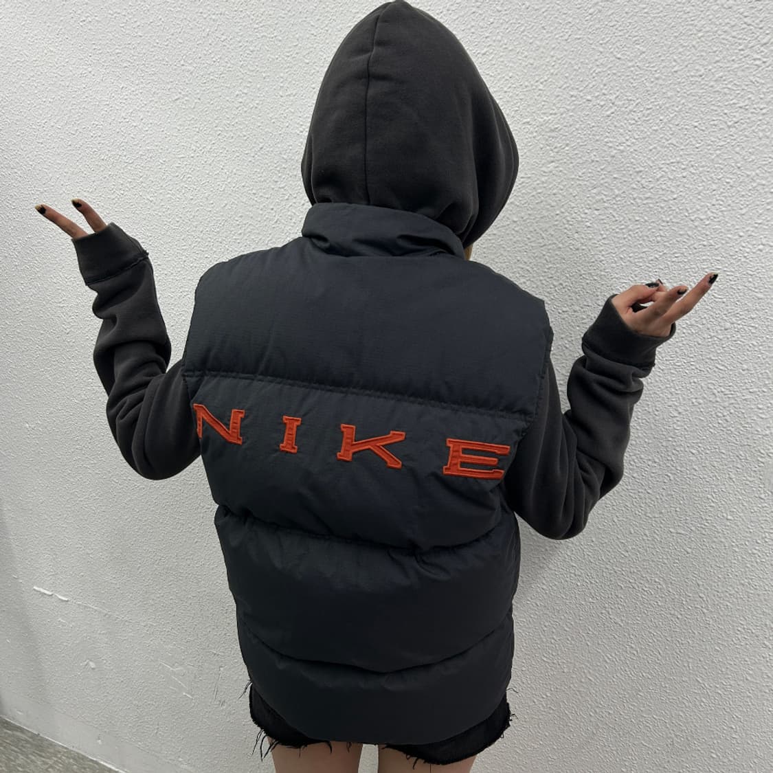 나이키 오렌지 미니로고 차콜 패딩조끼 M 상품이미지3