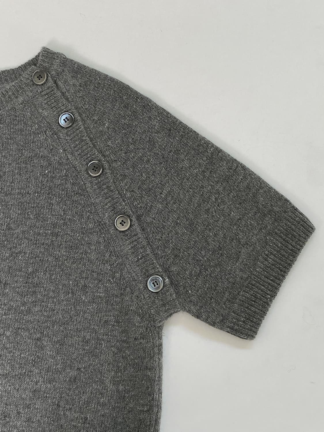 러브미우 니모 캐시미어 버튼 니트, 차콜 상품이미지7